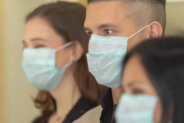マスク医療を身に着けていると顔を肖像ビジネスの人々を閉じます Covid 19のための衛生的なマスク防止 — ストック写真