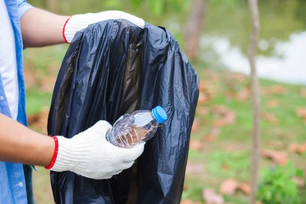 Close Hand Young Volunteers Man Keep Bottle Plastic Put Garbage — 스톡 사진