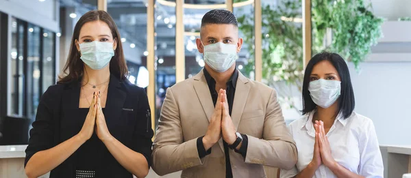 Mann Und Frau Der Hotelrezeption Mit Medizinischer Maske Grüßen Thailändischen — Stockfoto