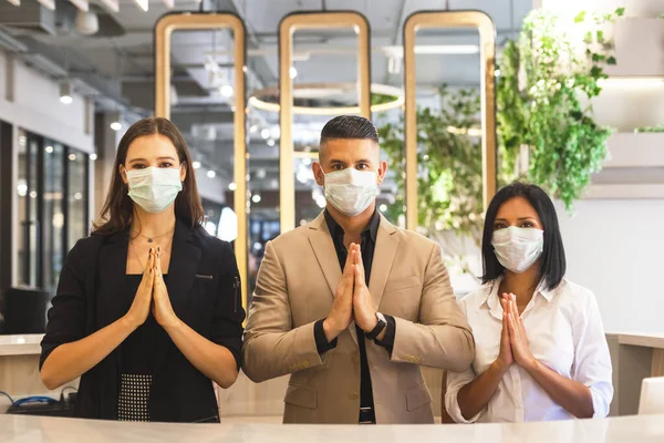 Άνδρας Και Γυναίκα Ρεσεψιονίστ Ξενοδοχείο Φορώντας Ιατρική Μάσκα Χαιρετισμό Ταϊλάνδη — Φωτογραφία Αρχείου