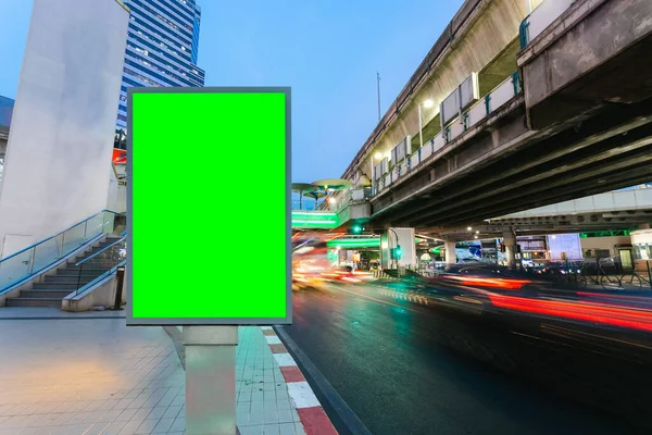 Пустой Рекламный Щит Зеленым Экраном Движения Городской Дороги Длительный Фон — стоковое фото