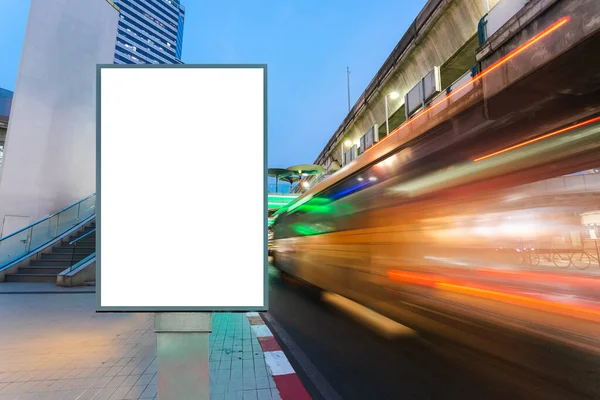 Пустой Рекламный Щит Белым Экраном Движения Городской Дороги Длительный Фон — стоковое фото