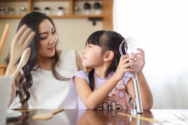 Anne ve kızı evde yemek pişirdikleri için mutlular..