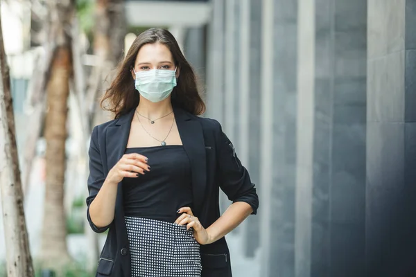 Geschäftsfrau Anzug Mit Medizinischer Maske Läuft Auf Der Straße Der — Stockfoto
