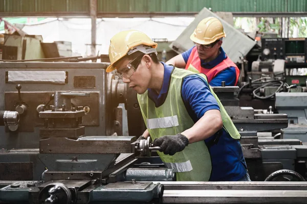 Trabalho Equipe Engenheiro Profissional Trabalhar Indústria Pesada Fábrica — Fotografia de Stock