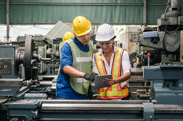 Man Och Kvinna Ingenjör Industriarbetare Bär Hatt Fabriken — Stockfoto