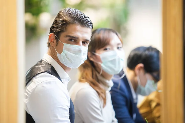 Крупным Планом Лица Бизнес Люди Медицинской Маске Предотвращают Пыль Вирус — стоковое фото