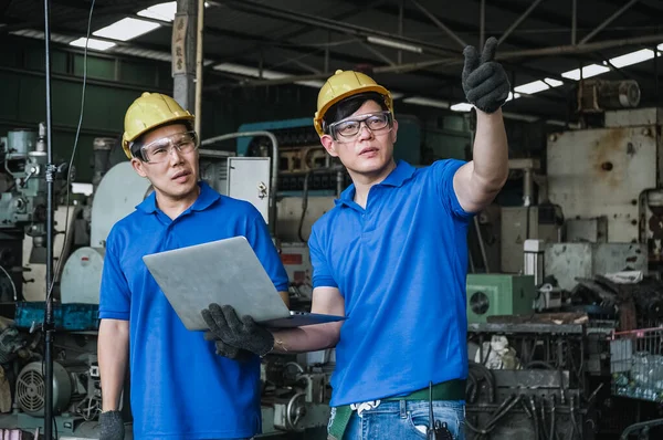 Asiatisk Man Ingenjörskonst Lärande Arbetsinstruktioner Som Håller Bärbar Dator Fabriken — Stockfoto