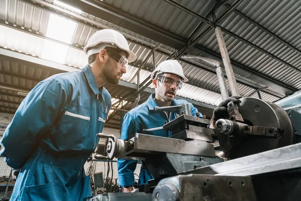 Engenheiro Homens Vestindo Segurança Uniforme Fábrica Máquina Trabalho Torno Metal — Fotografia de Stock