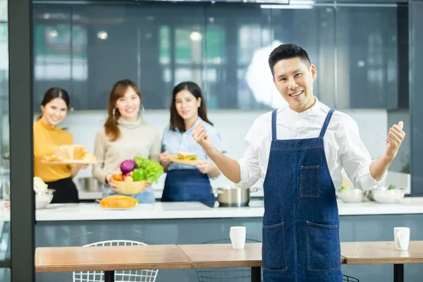 Feliz Asiático Homem Chef Mulher Cozinhar Juntos Cozinha — Fotografia de Stock