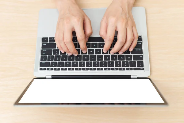 Beyaz Ekranlı Dizüstü Bilgisayar Kullanan Bir Kadın Boş Görüntü — Stok fotoğraf