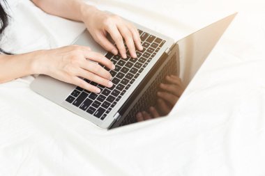 Evde dizüstü bilgisayar kullanan bir kadın. boş görüntü.