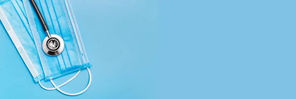 파란색 배경에 청진기 마스크 현수막 — 스톡 사진