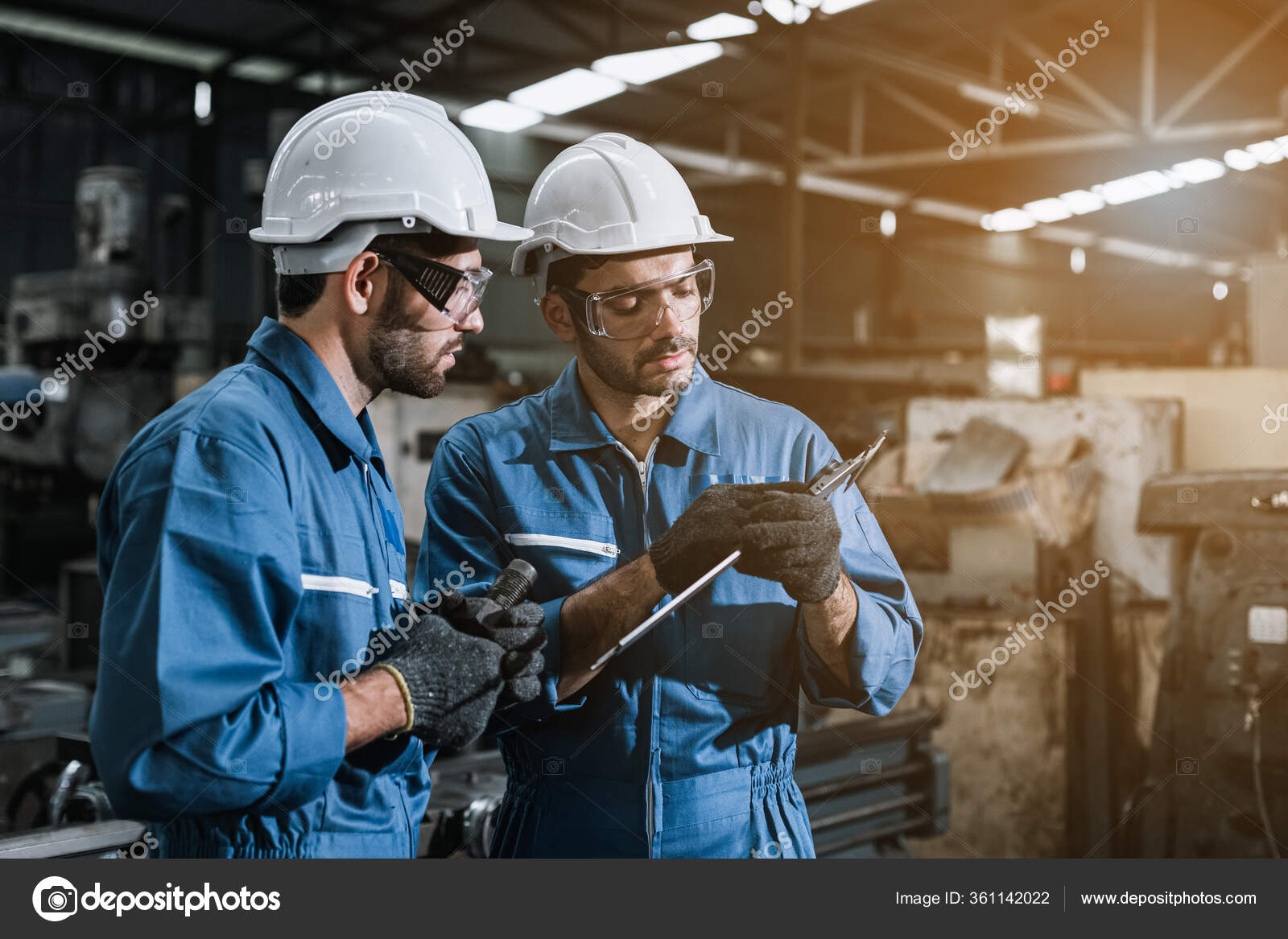 Los Hombres Ingenieros Que Usan Trabajadores Seguridad Uniformes