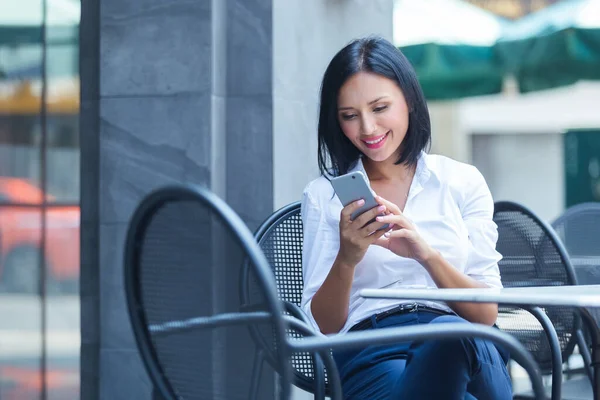 Junge Frau Arbeitet Mit Smartphone Café — Stockfoto