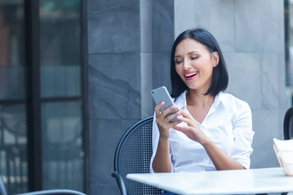 Щаслива Жінка Використовуючи Смартфон Працює Онлайн Кафе — стокове фото
