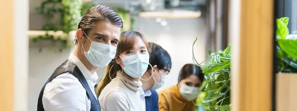 医療用マスクを身に着けているビジネスマンや女性は ほこりやウイルス バナーサイズを防ぐ — ストック写真