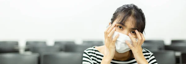 クローズアップフェイスアジアの若い女性は ほこりや感染ウイルスを防ぐために医療マスクを身に着けています コロナウイルスCovid 19の概念 — ストック写真