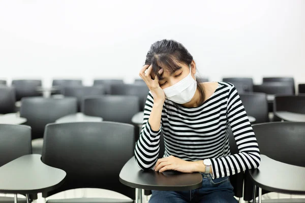 クローズアップフェイスアジアの若い女性は ほこりや感染ウイルスを防ぐために医療マスクを身に着けています コロナウイルスCovid 19の概念 — ストック写真