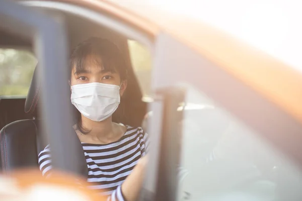 Zbliżenie Twarz Azji Młoda Kobieta Kierowca Samochód Noszenie Maski Medycznej — Zdjęcie stockowe