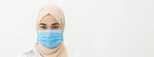 白い背景に感染ウイルスを防ぐために医療マスクを身に着けている顔のイスラム教徒の女性を閉じます コロナウイルス Covid の概念 — ストック写真