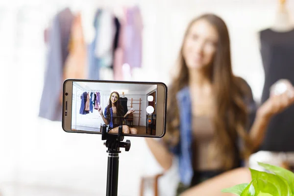 Nahaufnahme Smartphone Live Schöne Junge Frau Sell Online Vlogging Konzept — Stockfoto