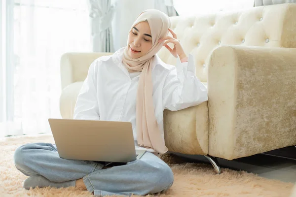 亚洲漂亮的穆斯林妇女使用笔记本电脑工作 远程上网工作和在家工作 — 图库照片