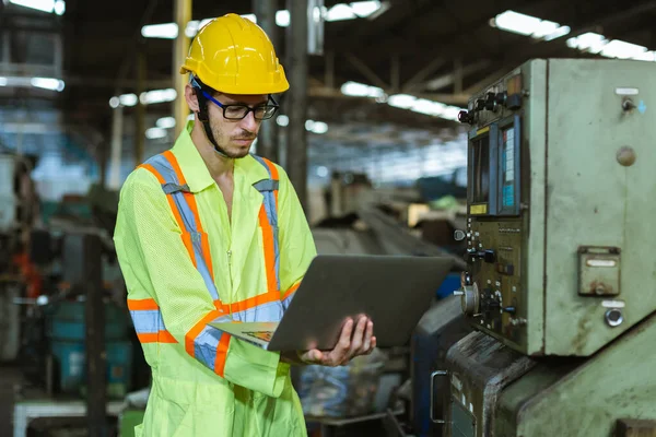 Ipari Férfi Visel Egységes Biztonsági Sisak Dolgozik Laptop Gyári Háttérben — Stock Fotó