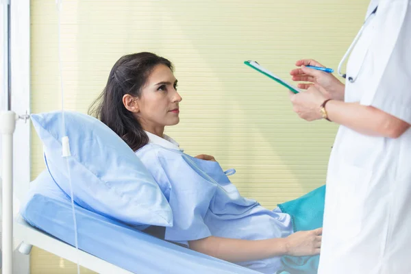 医師と患者の女性は病院の中で何かの健康管理について議論します 医療概念 — ストック写真