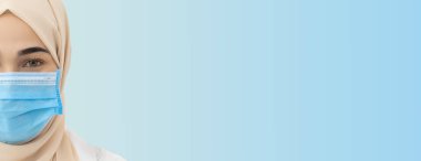 Yarım yüz, toz ve enfeksiyonu önlemek için tıbbi maske takan Müslüman kadın virüsü, Coronavirus (covid-19) konsepti, pankart boyutu.