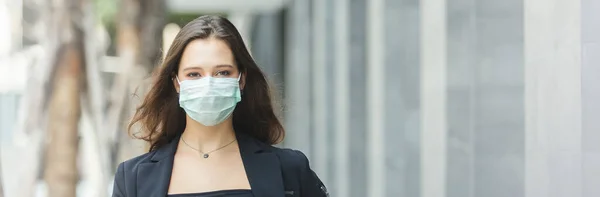 ほこりや感染症のウイルスを防ぐための医療マスクを身に着けている顔の女性を閉じます 株式会社イメージバナーサイズ — ストック写真
