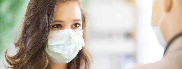 ほこりや感染ウイルスを防ぐために医療用マスクを身に着けている顔の女性を閉じます — ストック写真