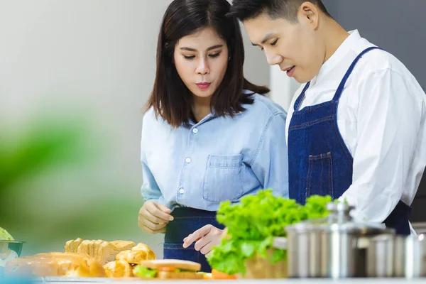 Homem Mulher Feliz Asiático Casal Chef Cozinhar Juntos Cozinha Casa — Fotografia de Stock