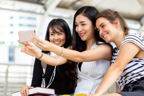 Grupo Mulheres Bonitas Divertindo Selfie Foto Smartphone Sentado Cidade — Fotografia de Stock