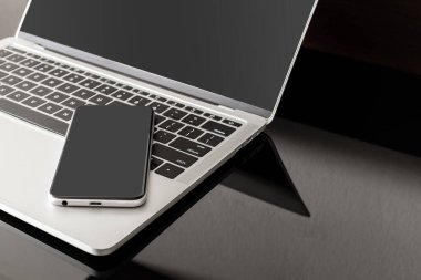 İş yerindeki akıllı telefon bilgisayarını kapat.