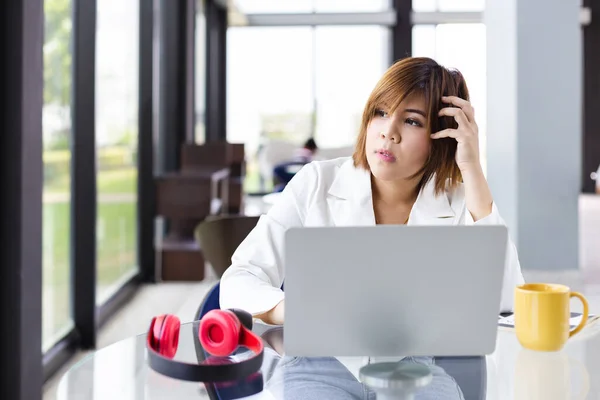 亚洲成功的女性在家里用笔记本电脑工作 妇女替代工作 — 图库照片