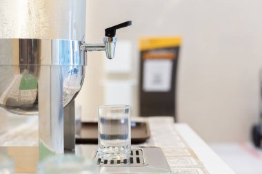 Kapıları kapatın, soğutucu soğuk su için, soğuk taze su. Su bardağındaki su damlacıkları. Bulanık arkaplan.