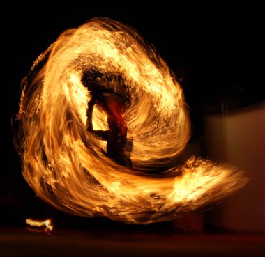 Kiev (Kiev), Ukrayna, ateş gösterisi, dansçı ateş