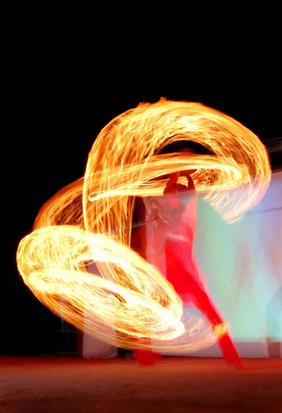 Kyjev (Kyjev), Ukrajina, ohňová show, ohně tanečnice — Stock fotografie