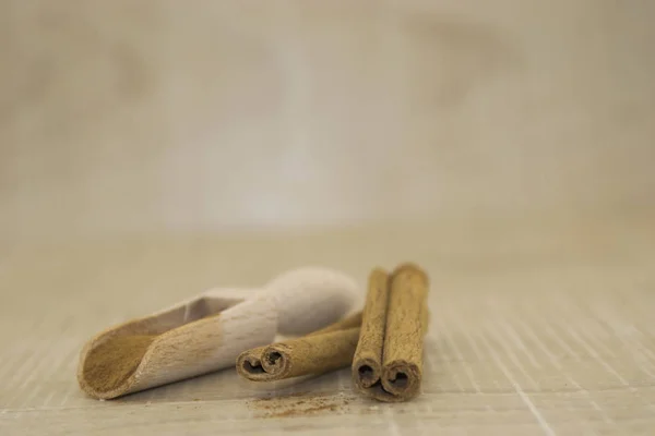 Canela en una cuchara de madera — Foto de Stock