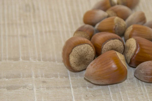 Орехи на деревянном основании — стоковое фото