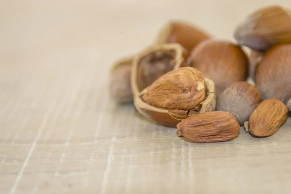 Орехи на деревянном основании — стоковое фото