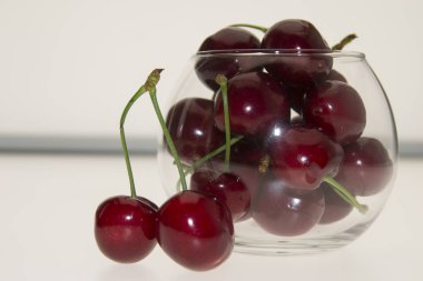 Masanın üzerine bir kase taze kiraz