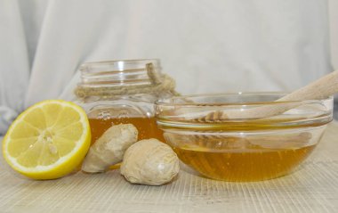 Ahşap bir arka planda bal ve baharatlar