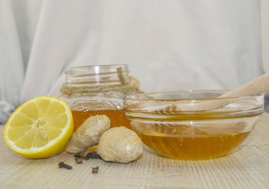 Ahşap bir arka planda bal ve baharatlar