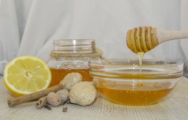 Ahşap bir arka planda bal ve baharatlar