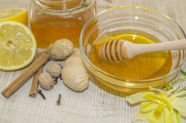 Ahşap bir arka planda bal ve baharatlar