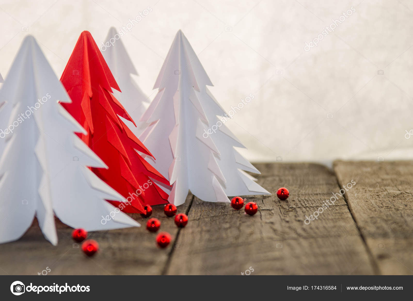 Origami branco e vermelho Árvore de Natal com decoração vermelha fotos,  imagens de © mmmmrvica #174316584