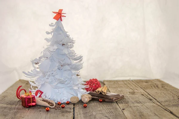 Bílá origami vánoční stromeček s červeným zdobením — Stock fotografie