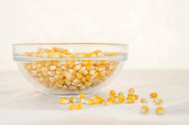 Beyaz zemin üzerinde bir kabın içinde mısır mısır